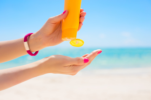 Но когда вы на пляже, возьмите солнцезащитный крем выше SPF 50 и желательно что-то, что водонепроницаемо